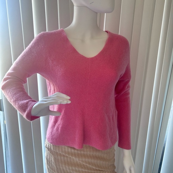 -Maje
Low-Cut Ribbed Cashmere
Sweater pre-owner size 0 - Picture 5 of 13